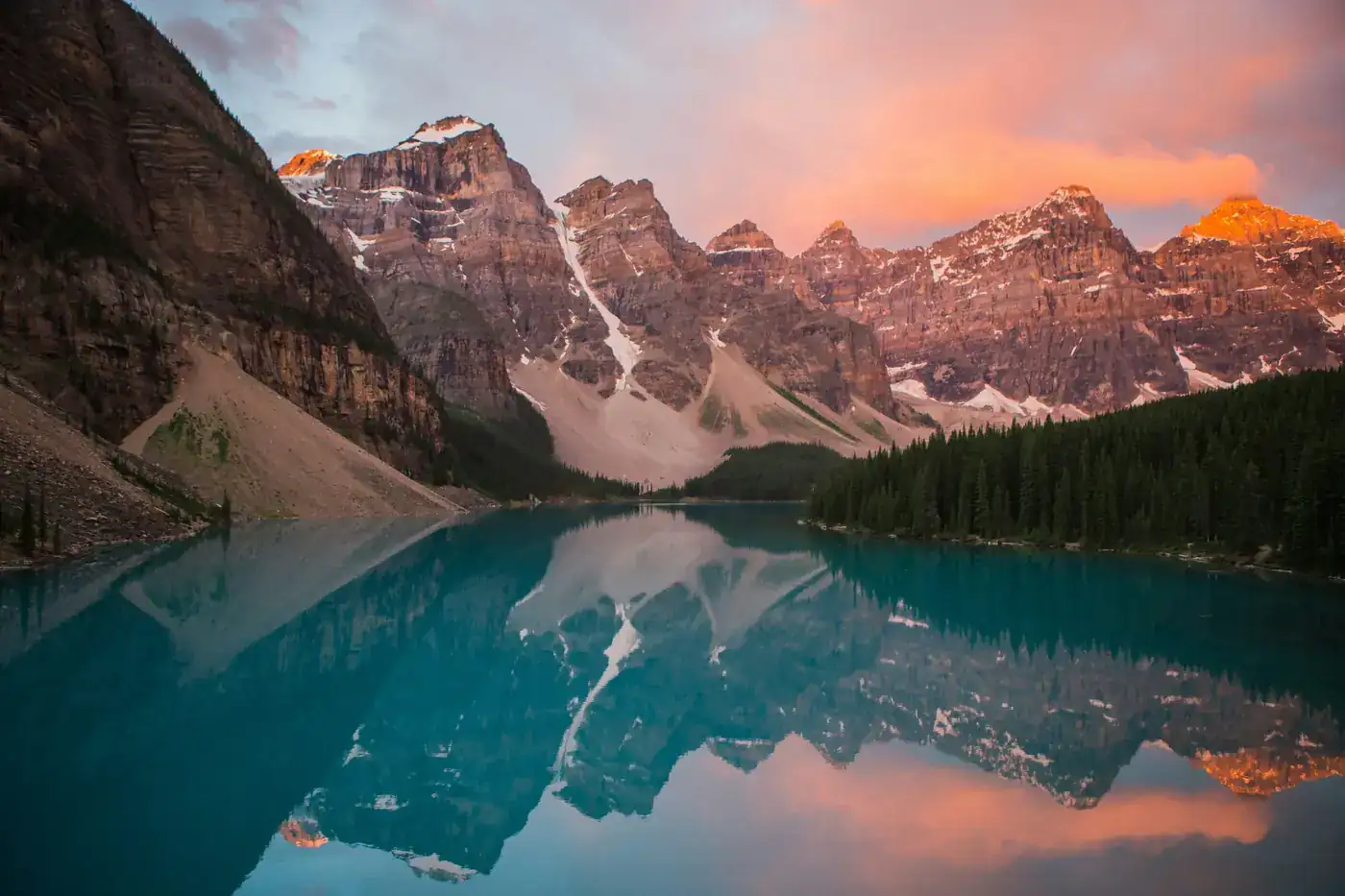 Ein türkisfarbener Bergsee bei Sonnenuntergang.