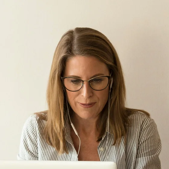 Eine Vertriebsexpertin arbeitet an ihrem Laptop.