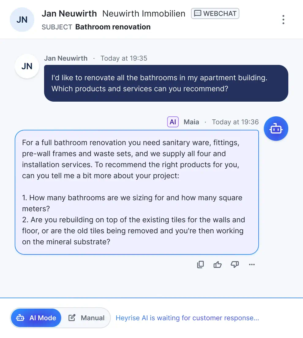 Beispielgespräch in Heyrise: Ein Hauseigentümer fragt per Webchat, was er für die Sanierung der Bäder in seinem Gebäude braucht. Die AI nennt die Produktgruppen und die Montage und fragt dann, wie viele Bäder es sind und ob die alten Fliesen entfernt werden.